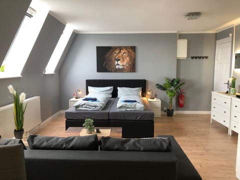 Bed, TV and multimedia, Living room, Photo of the whole room, Seating area, Bedroom