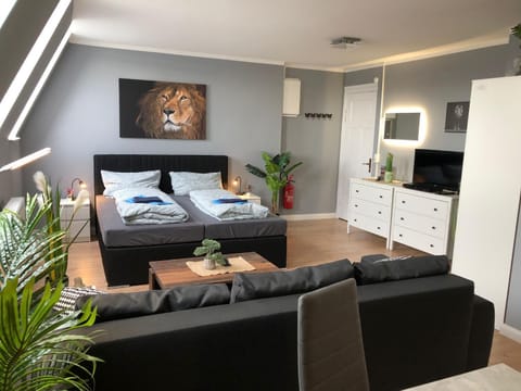 Communal lounge/ TV room, Bed, TV and multimedia, Living room, Seating area, Evening entertainment