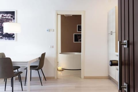 Hot Tub, Dining area