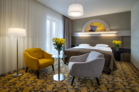 Bed, Photo of the whole room, Seating area