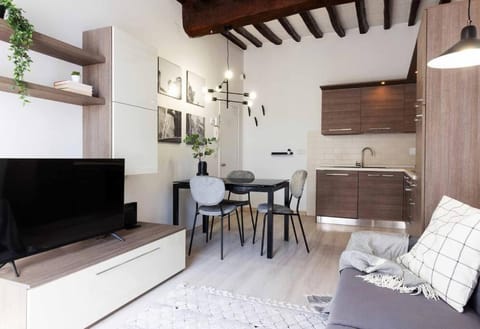 TV and multimedia, Kitchen or kitchenette, Living room, Seating area, Dining area