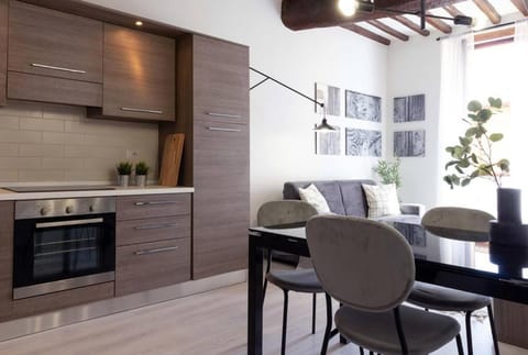 Kitchen or kitchenette, Living room, Seating area, Dining area, pet friendly, stove