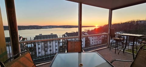 Gourgeous lake views, amazing susets, on main channel Villa in Lake of the Ozarks