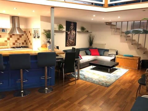 Kitchen or kitchenette, Living room, Seating area, Dining area