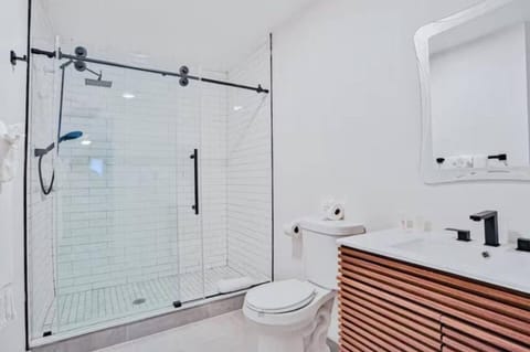 Walk to USF 4BR3BA house Yard & BBQ House in Temple Terrace