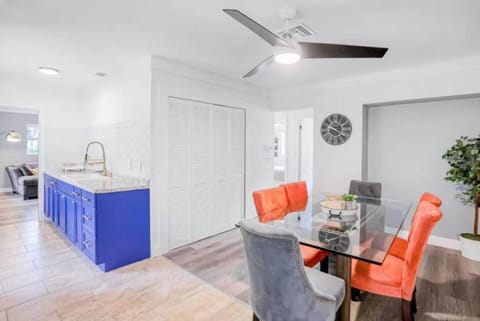 Walk to USF 4BR3BA house Yard & BBQ House in Temple Terrace