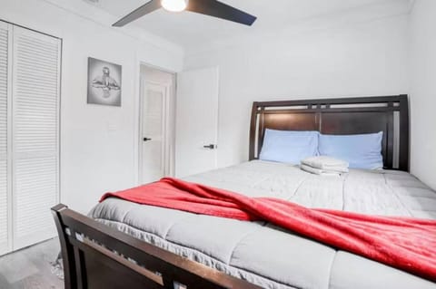 Walk to USF 4BR3BA house Yard & BBQ House in Temple Terrace