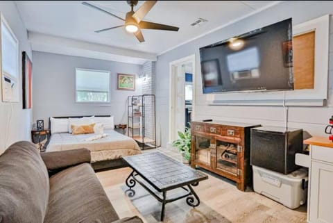 Walk to USF 4BR3BA house Yard & BBQ House in Temple Terrace