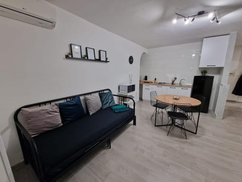 TV and multimedia, Kitchen or kitchenette, Living room, Dining area, hair dresser, kitchen, air conditioner