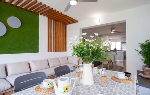 Seating area, Dining area