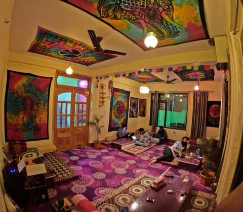 Restaurant/places to eat, Food and drinks, Seating area, Breakfast