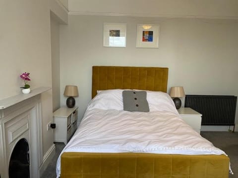 Central en-suite double room Vacation rental in Plymouth