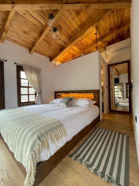 Bed, Photo of the whole room