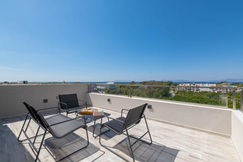 Natural landscape, View (from property/room), Balcony/Terrace, Living room, Sea view
