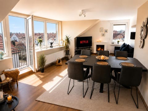 Communal lounge/ TV room, TV and multimedia, Seating area, Dining area, Bedroom