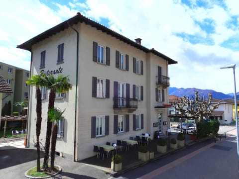 Property building, Neighbourhood, Street view, Location, Parking