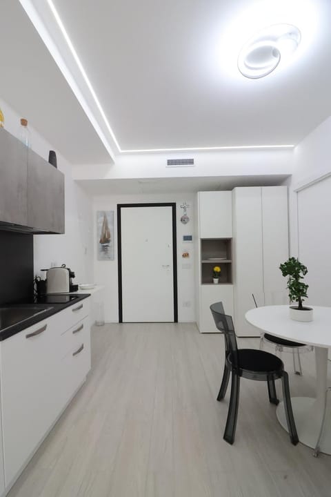 Kitchen or kitchenette, Dining area, minibar, oven, stove