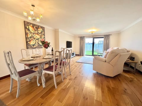 TV and multimedia, Living room, Seating area, Dining area