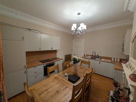 3 Bedroom villa attached to Host home free parking Apartment in Perth