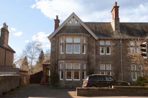 3 Bedroom villa attached to Host home free parking Apartment in Perth