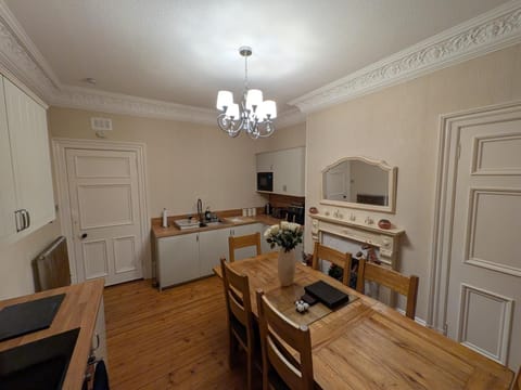 3 Bedroom villa attached to Host home free parking Apartment in Perth