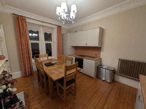 3 Bedroom villa attached to Host home free parking Apartment in Perth