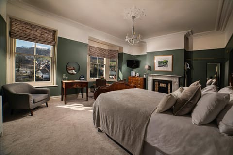 Property building, Bed, Bedroom, River view, Continental breakfast