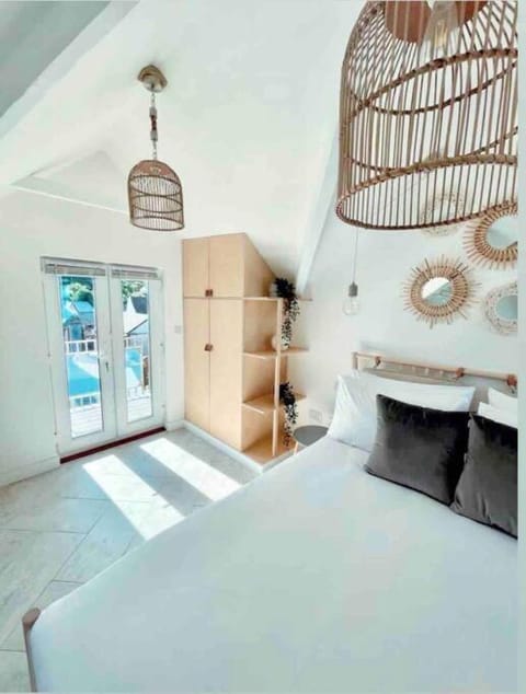 The View, Kingsand, luxurious seafront penthouse apartment with sun trap balcony and incredible sea views Apartment in Kingsand