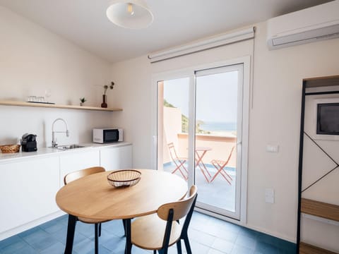 Coffee/tea facilities, Kitchen or kitchenette, Dining area, locker, minibar, air conditioner