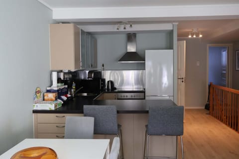 Coffee/tea facilities, Kitchen or kitchenette, oven, stove