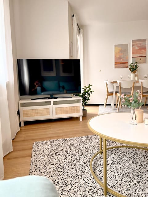TV and multimedia, Living room, Seating area, Evening entertainment