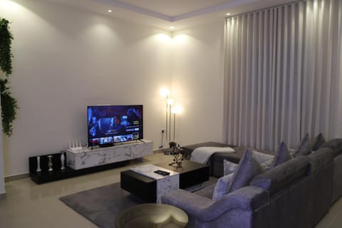 Communal lounge/ TV room, TV and multimedia, Living room, Seating area, Evening entertainment