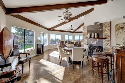 Elevado Hills Family Getaway ~ Pool ~ Games ~ Pkg! House in Vista