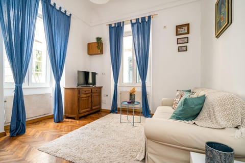 Communal lounge/ TV room, TV and multimedia, Living room, Seating area