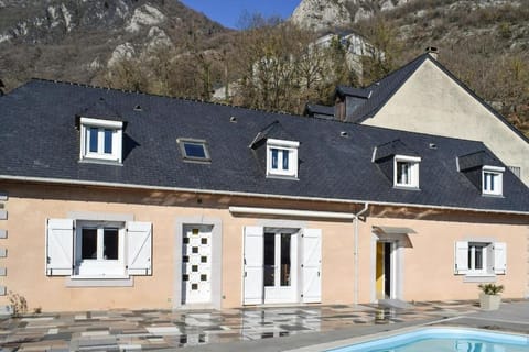 Property building, Natural landscape, Mountain view, Pool view, Swimming pool