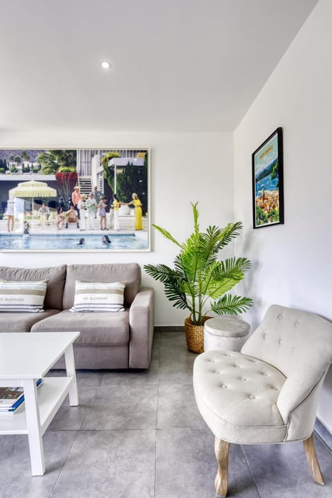 Living room, Seating area