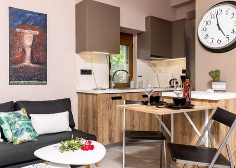 Kitchen or kitchenette, Living room, Seating area, Dining area, pet friendly