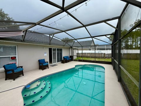 Grand Deluxe Pines 3BR Pool Home near Disney House in Davenport