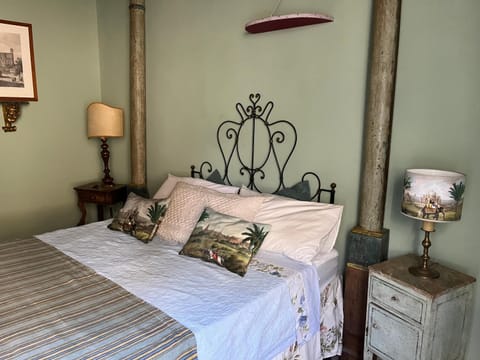 Bed, Photo of the whole room, Decorative detail