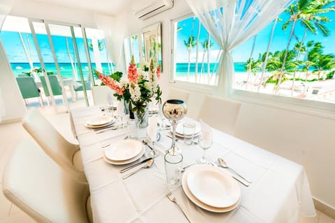 Balcony/Terrace, Seating area, Dining area, Beach, Sea view
