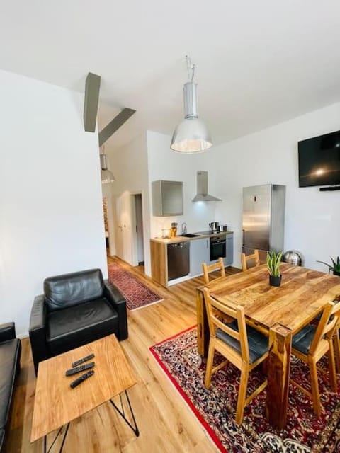 Communal lounge/ TV room, TV and multimedia, Kitchen or kitchenette, Living room, Seating area, Dining area, Evening entertainment, pet friendly, stove