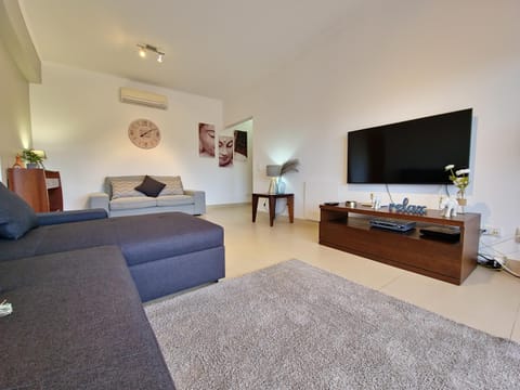 Communal lounge/ TV room, TV and multimedia, Living room, air conditioner