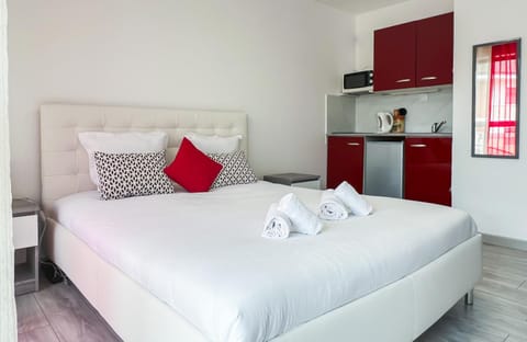 Bed, Kitchen or kitchenette, Photo of the whole room, Bedroom, minibar, oven, towels