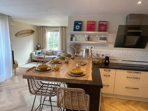 Kitchen or kitchenette, Food and drinks, Dining area