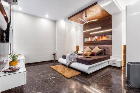 Bed, TV and multimedia, Photo of the whole room, Bedroom