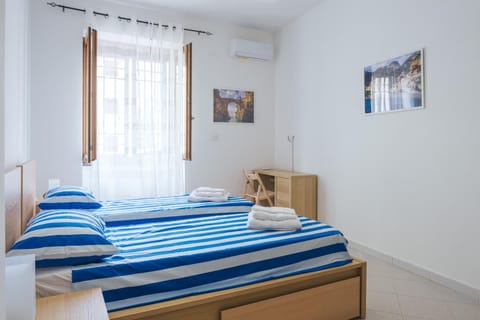 Bed, Photo of the whole room, Bedroom, air conditioner