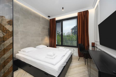 Bed, TV and multimedia, Bedroom