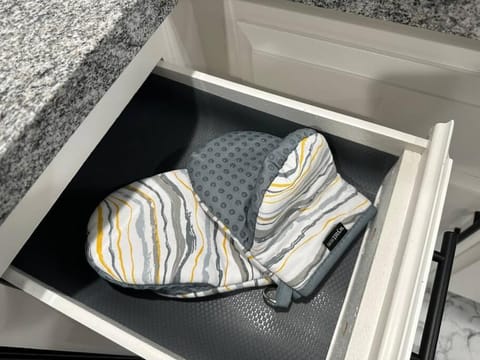 Cozy Getaway with King bed & 70inTV House in Carmichael