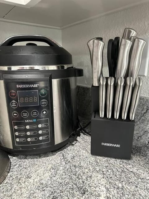 Cozy Getaway with King bed & 70inTV House in Carmichael