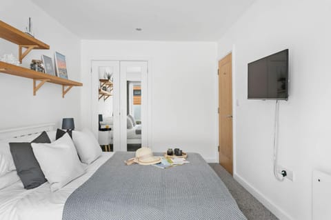 Bed, TV and multimedia, Bedroom, wardrobe